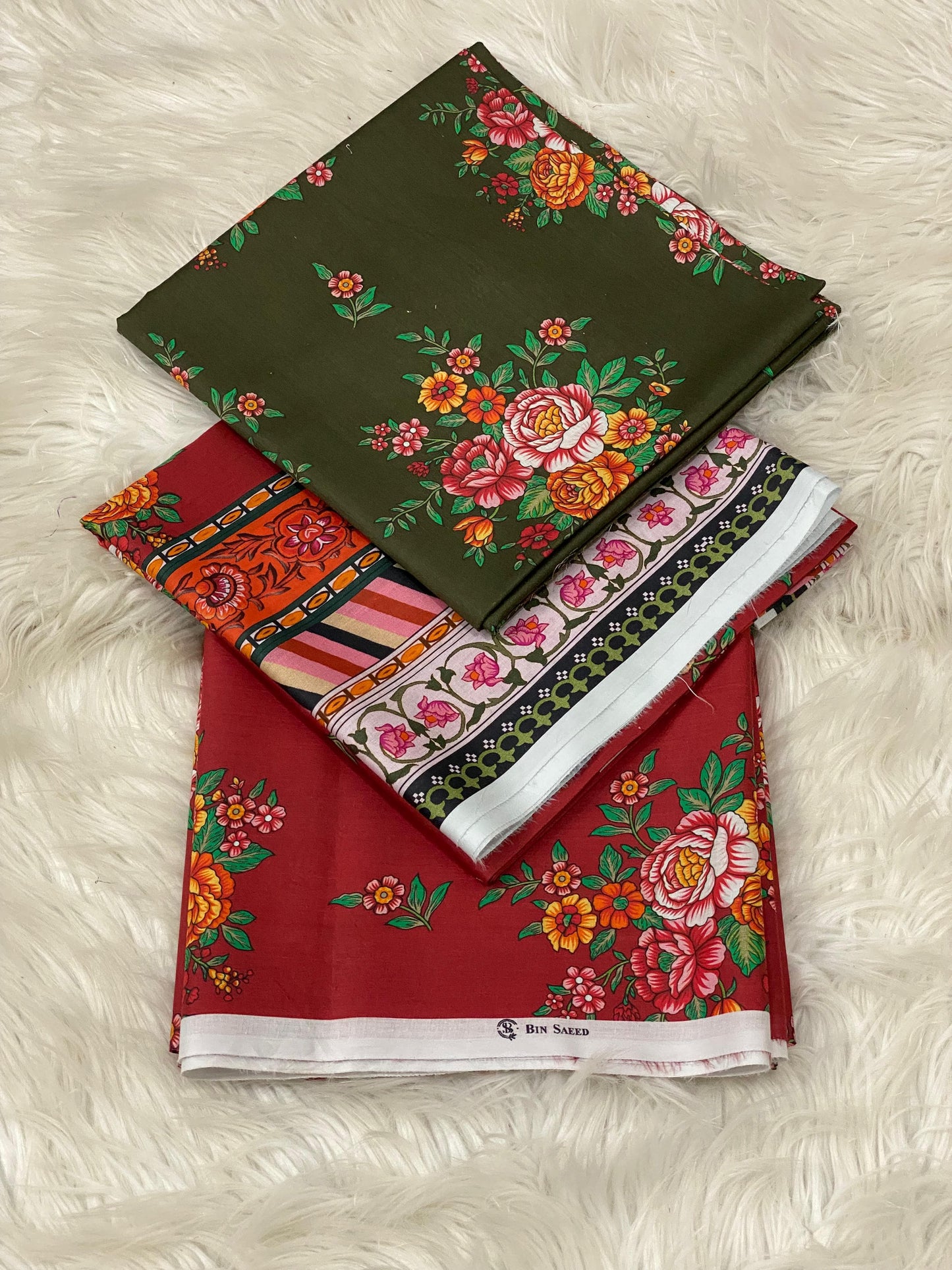 Elegant Red Floral Printed Lawn Suit with Chiffon Dupatta – Traditional Pakistani Women's Outfit